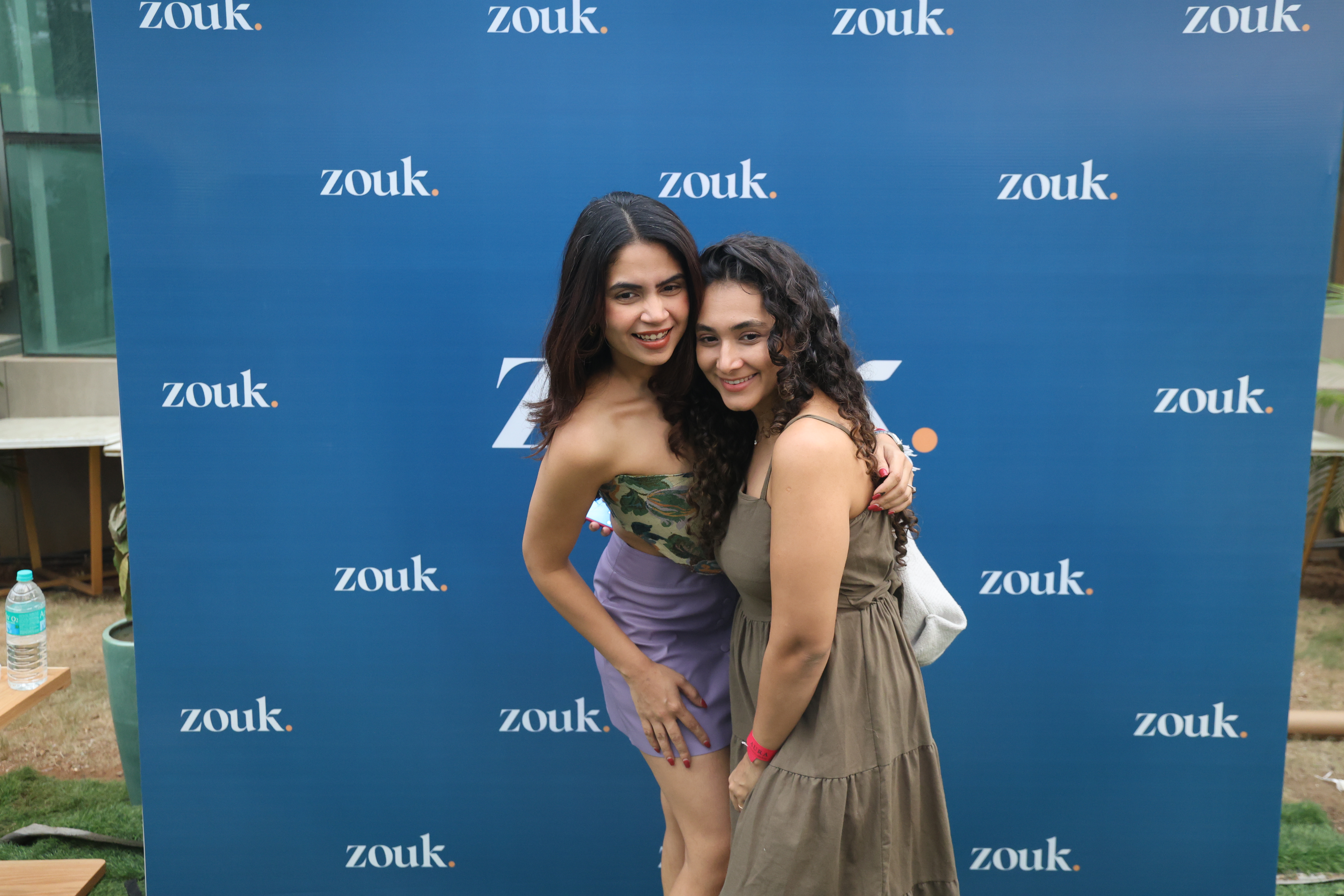 Zouk x The PhotoBooth Company - The Retro Booth - Girls Posing